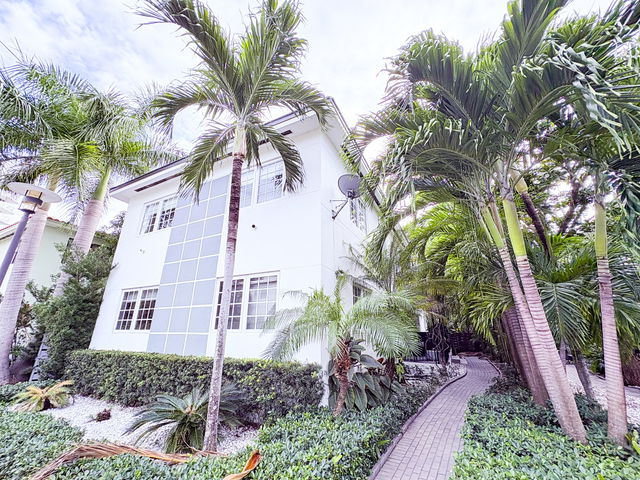 Lincoln Terrace Condo photo 2